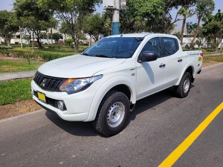 Vehículo en venta Mitsubishi L200 DK-R 4X4 2.5 HP TD GLX MT en G & T Automotriz en la Molina - Lima - Perú